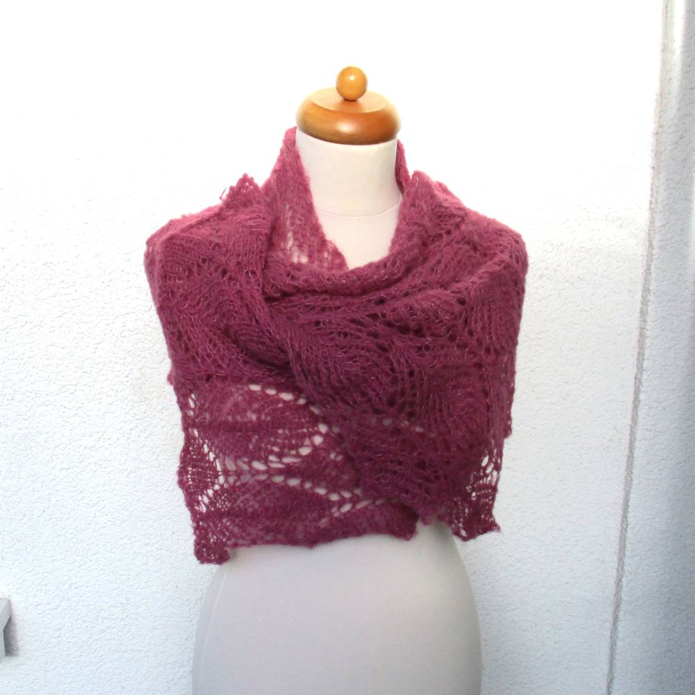 Strickschal in burgunder bordeaux handgestrickt aus Alpaka und Seide – Langer Laceschal mit Ajourmuster Bild 2