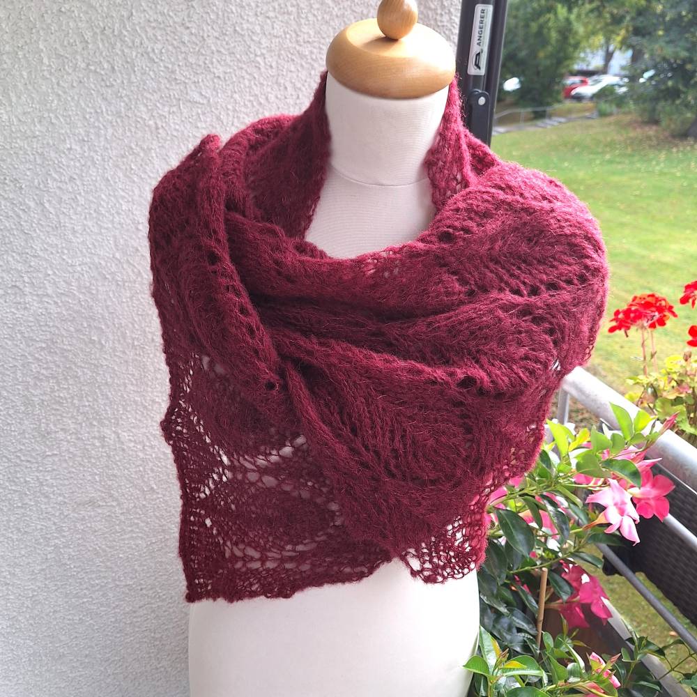 Strickschal in burgunder bordeaux handgestrickt aus Alpaka und Seide – Langer Laceschal mit Ajourmuster Bild 3