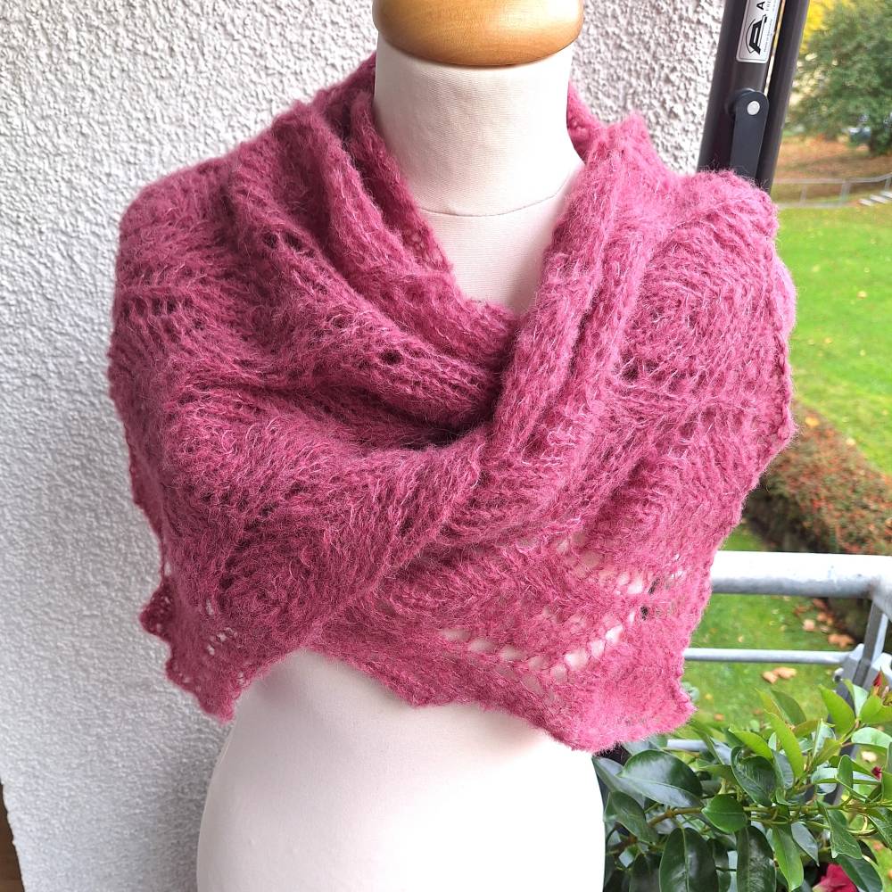 Strickschal in burgunder bordeaux handgestrickt aus Alpaka und Seide – Langer Laceschal mit Ajourmuster Bild 4