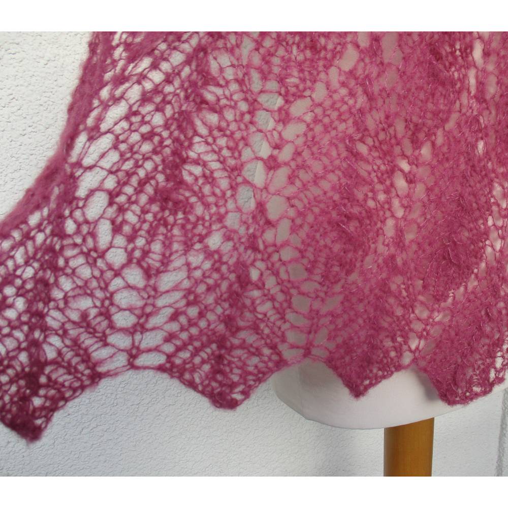 Strickschal in burgunder bordeaux handgestrickt aus Alpaka und Seide – Langer Laceschal mit Ajourmuster Bild 5