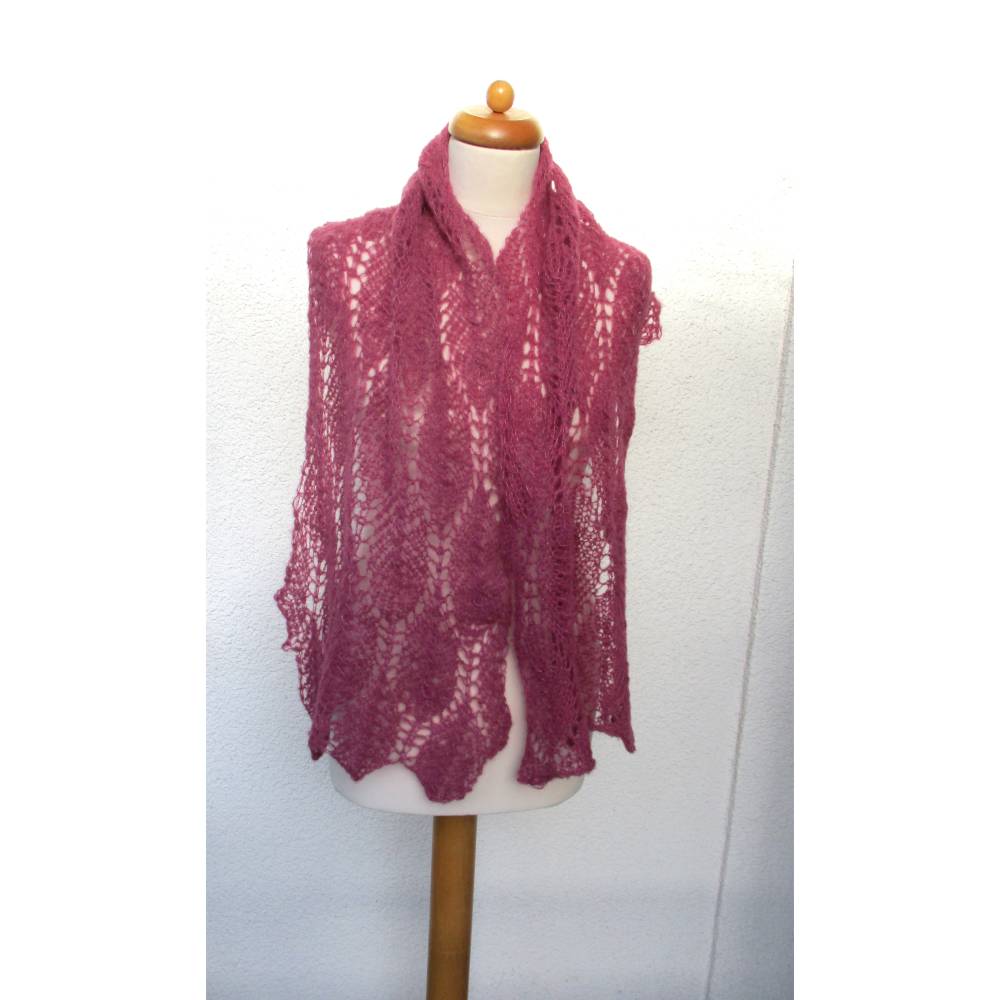 Strickschal in burgunder bordeaux handgestrickt aus Alpaka und Seide – Langer Laceschal mit Ajourmuster Bild 6