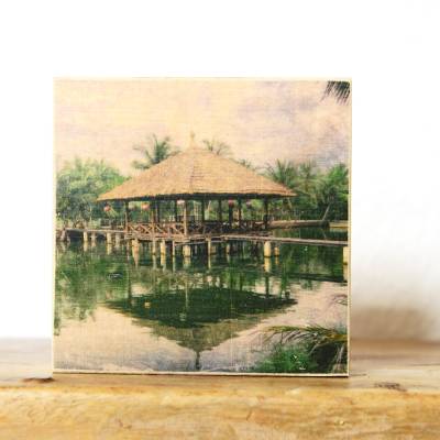 Multiplex Holzbild 7x7 cm – Bambuspavillon in Vietnam – Asiatische Fotokunst – Mini Holzdeko – Handgedrucktes Motiv 