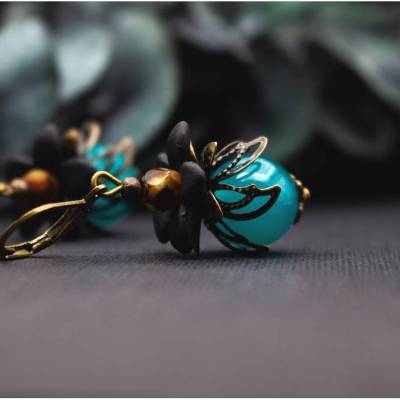 Blütenohrringe in Türkis und Schwarz – floraler Ohrschmuck mit Glasperlen und Bronze, elegante kurze Ohrhänger