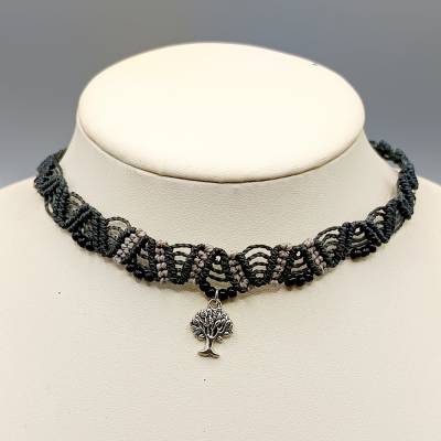 Makramee Choker Halsband in schwarz und grau mit einem silberfarbenen Metallanhänger Lebensbaum