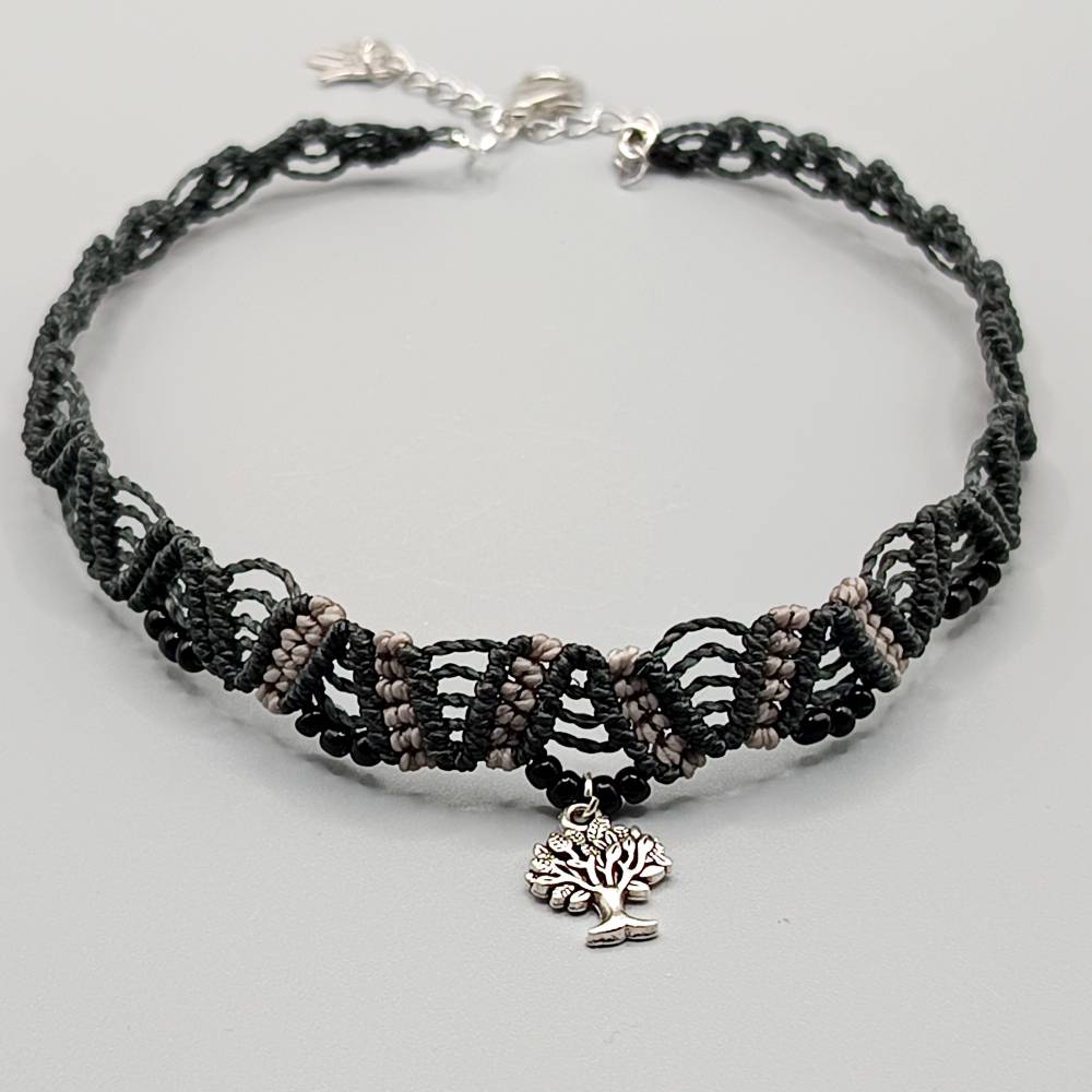 Makramee Choker Halsband in schwarz und grau mit einem silberfarbenen Metallanhänger Lebensbaum Bild 2