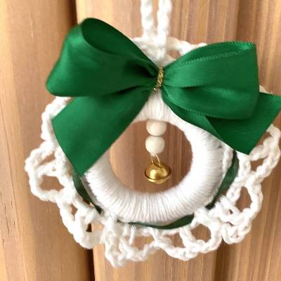 Weihnachtliches Häkelkränzchen Baumschmuck in weiß mit grüner Schleife von Hobbyhaus