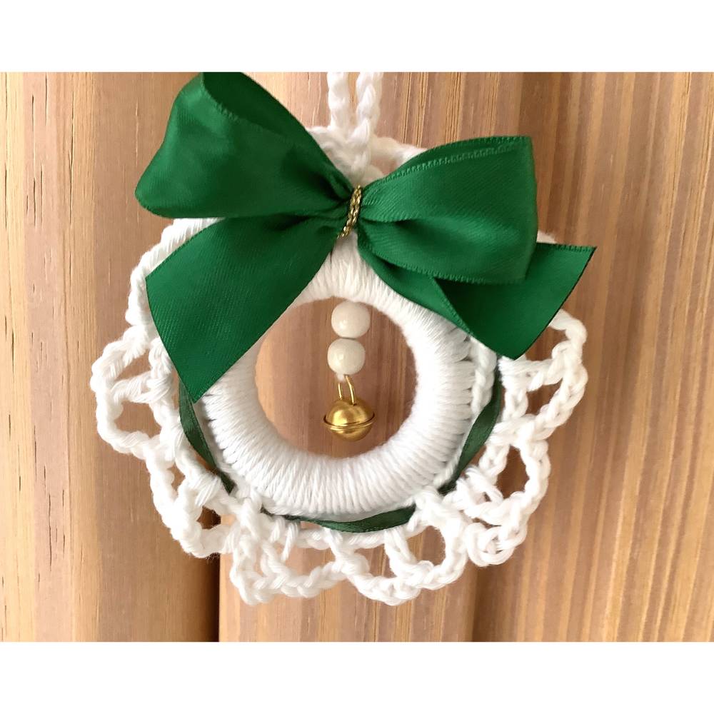 Weihnachtliches Häkelkränzchen Baumschmuck in weiß mit grüner Schleife von Hobbyhaus