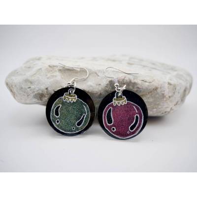 Farbwechselnde Weihnachtsbaumkugel-Ohrringe aus Aquarell & Gießharz – Geschenk für Mama & Oma zu Weihnachten