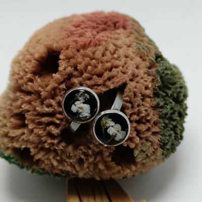 Cabochon Ring mit weißen Blüten