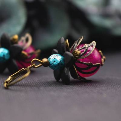 Blütenohrringe in Pink und Türkis – florale Ohrhänger mit Glasperlen, Vintage-Bronze, kurze Schmuckohrringe