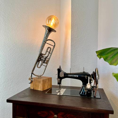 Trompetenlampe Dekolampe Eyecatcher Upcyling Designlampe Vintagelampe Schreibtischlampe Geschenk Musikinstrument Signalh