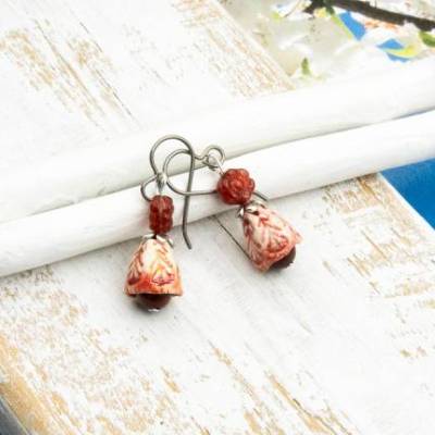 Lässige florale Ohrringe aus Keramik und Glasperlen – Geschenkidee für Frauen und Freundinnen