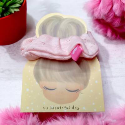 Niedliches rosa Scrunchie aus Jersey mit Lochmuster – Handmade Haargummi