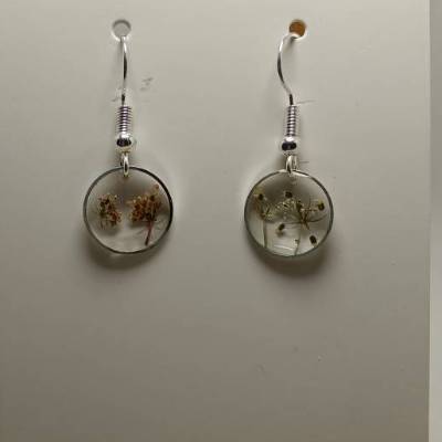 Handgefertige Ohrringe mit Doldenblüten