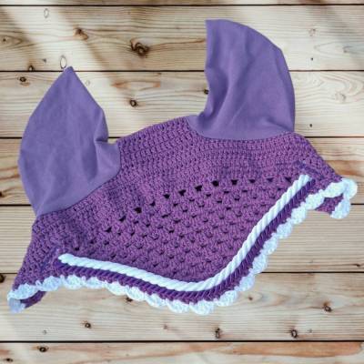 Fliegenmütze lila mit weißer und lila Kordel sowie weißem Muschelrand