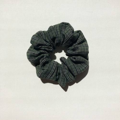 Scrunchie grün schwarz kariert, aus Wolle | Haargummi für Damen | Zopfgummi