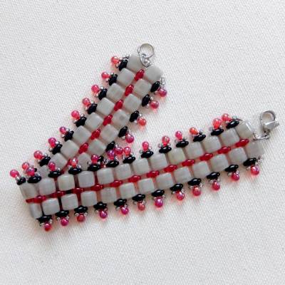 Handgefädeltes Armband aus verschiedenen Glasperlen in grau, rot und schwarz