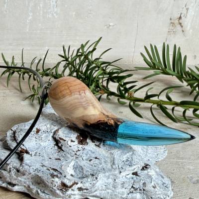 Anhänger aus Edelholz & Harz, türkisblau transparent – Lederkette 45+5 cm