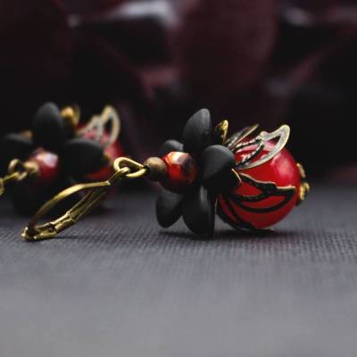Blütenohrringe Rot Schwarz mit Glasperlen und Bronze – zarte Vintage Ohrhänger voller Tiefe und Eleganz