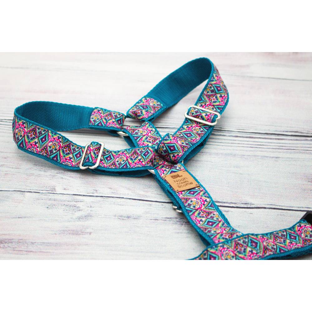 Hundegeschirr PARLEY – Boho-Design mit Paisley-Muster in Türkis, Pink und Lila, verstellbar, robust und bequem für Hunde
