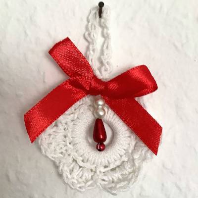 Weihnachts-Häkelkränzchen Baumschmuck Geschenkeanhänger weiß mit roter Satin-Schleife von Hobbyhaus