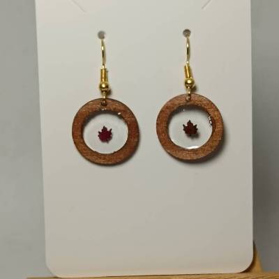 Handgefertigte Ohrringe aus Holz mit Herbstlaub – Natürliche Eleganz