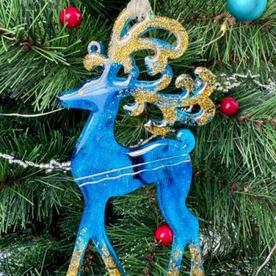 Handgemachte Weihnachtsdeko Resin Rentier – Epoxidharz Anhänger Blau Unikat Geschenk