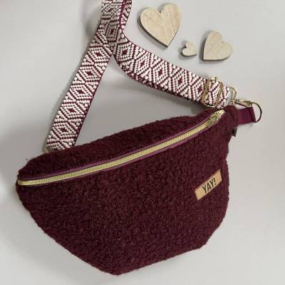 VERSANDFERTIG! RUBINROT Crossbodybag aus Bouclè mit Wechselgurt – Bauchtasche von zimtblüte