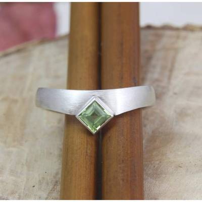 Schmaler Ring aus Silber mit Peridot-Carrée