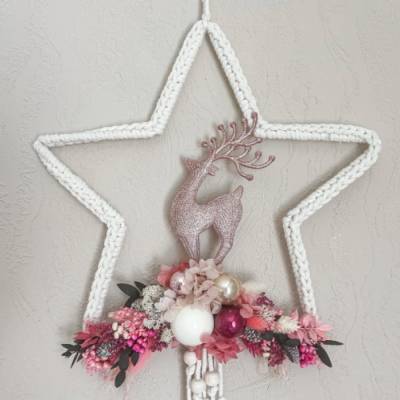 Boho Makrameekranz mit Trockenblumen in rosa/pink