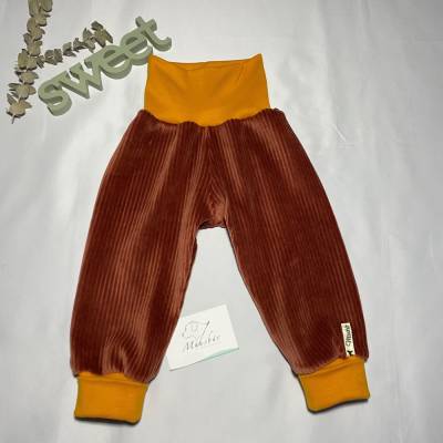 Mitwachsende Baby Pumphose, Größe 68-74, aus Nicky Cordjersey Rost – Handmade, elastisch & bequem vo