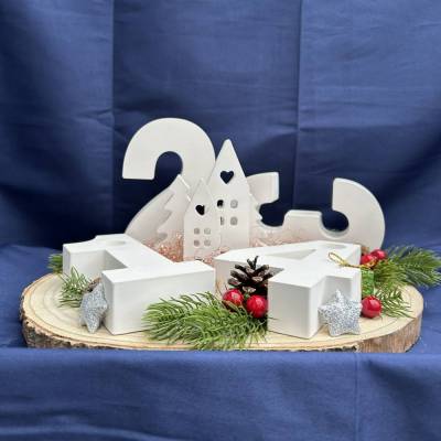 Advents-Deko mit Zahlen 1–4 & Winterdorf auf Baumscheibe – handgefertigte Weihnachtsdeko mit Stabkerzenhaltern