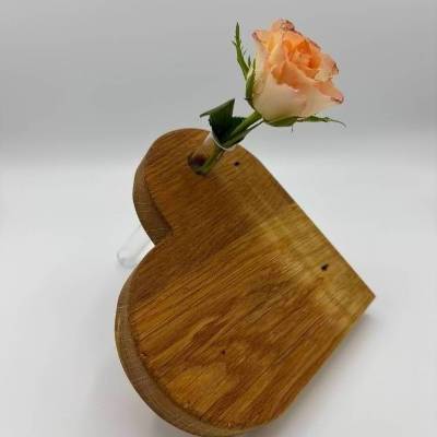 Herz Vase aus Eiche – Handgefertigte Holzvase als Geschenkidee
