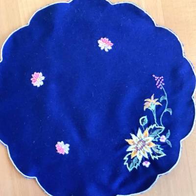 Vintage Deckchen in blau mit schöner Blumenstickerei  aus den 70er Jahren