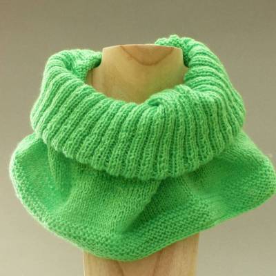 Rollkragen Schlupfschal grün rundgestrickt, Schlauchschal, Loopschal, handgestrickt, Rundschal, Strickschal, Halswärmer