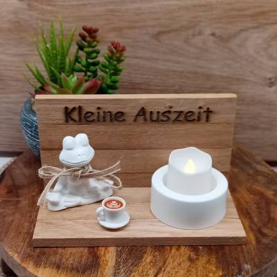 Deko "Kleine Auszeit" mit Frosch und Teelichthalter aus Raysin auf Holz