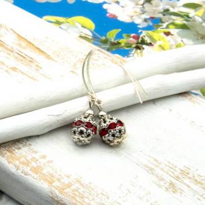 Lässige verspielte Ohrhänger aus Metall & Silberfarben in Rot – Geschenkidee für Frauen