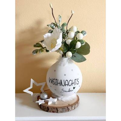 Kleine Vase aus Weihnachtsbaumkugel – Weihnachtsdeko mit Christrose & Sternen