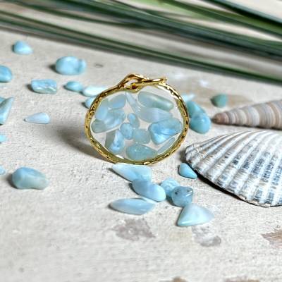 Golden Atlantis Dream – Runder Larimar-Anhänger 22 mm, 24K vergoldeter Atlantisstein-Schmuck, Unikat