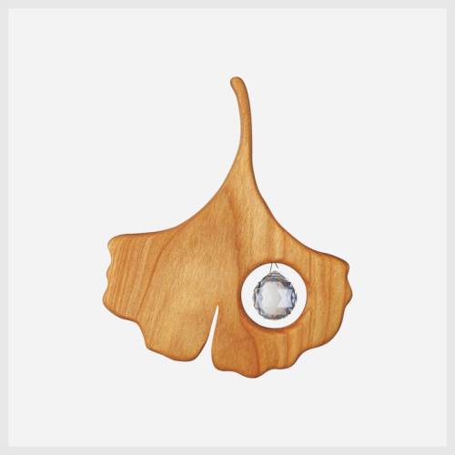 Fensterschmuck Ginkgo aus Kirschbaum-Holz mit Regenbogenkristall