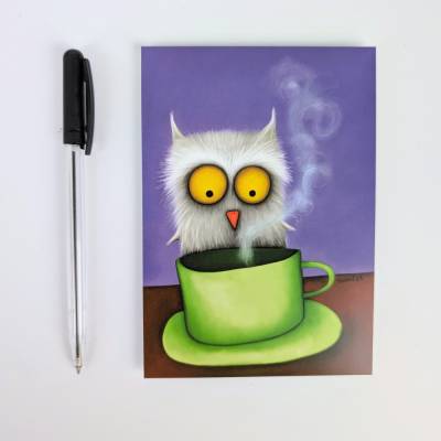süße Postkarte mit weißer Eule und Kaffeetasse - kindergerechte Postkarte  - DinA6 Postkarte, Hochformat