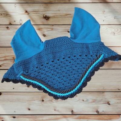 Fliegenmütze petrol mit schwarzer und türkiser Kordel sowie schwarzem Muschelrand