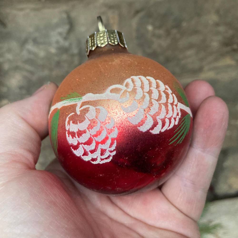 2 alte Christbaumkugeln mit Fichtenzapfen Dekor Vintage 70er 80er Jahre DDR