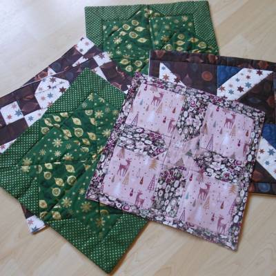 Tischdecke 40x40cm – Mitteldecke Weihnachten Patchwork Baumwollwebware festlich glänzend