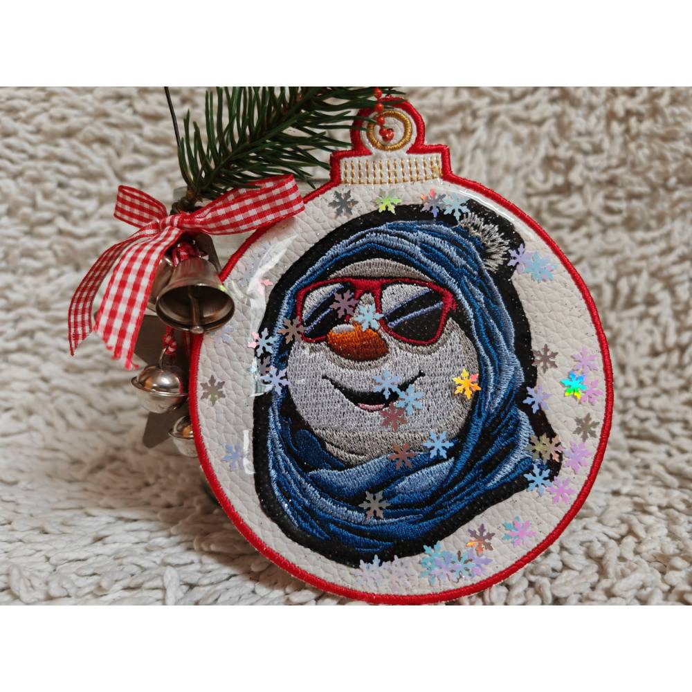 Schneemann Stickdatei cool Color Lichteffekt 10x10cm – Modernes Winter-Stickmuster für schwarze Stoffe Bild 8