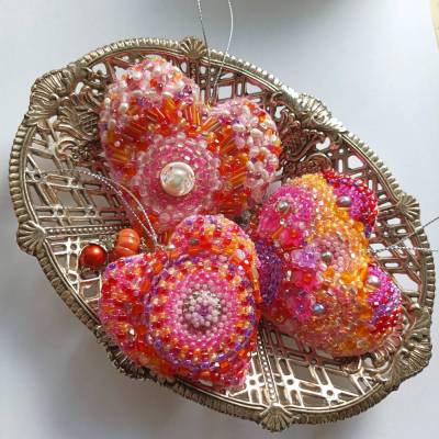 Luxus Herz Wohndeko pink orange bunt – handbesticktes Unikat mit Perlen, pompös & handmade
