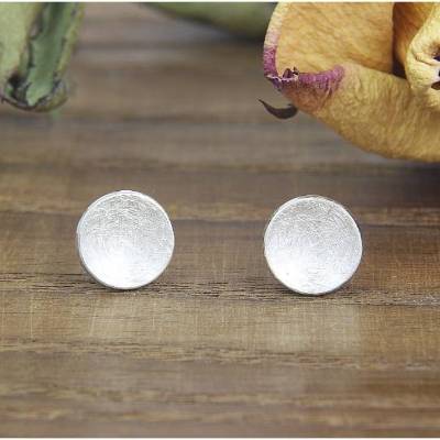 Kleine Ohrstecker aus Silber 925/-, konkave Scheibe, kleiner Vollmond, mattgekratzt