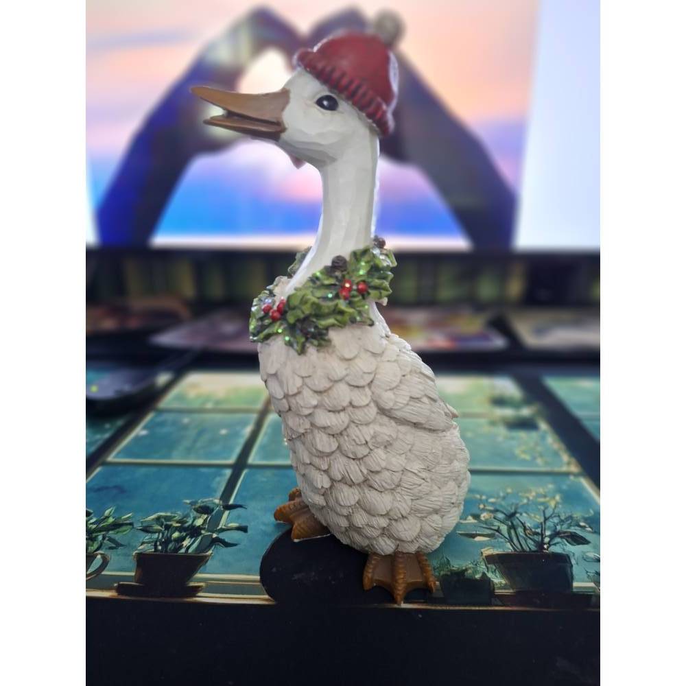 Weihnachtsgans mit Mütze und Kranz aus Poly weiß