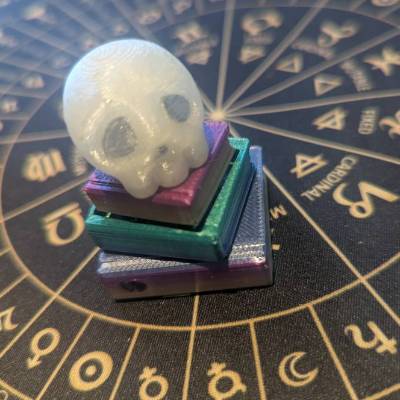 Bunter Buchstapel-Fidget Clicker mit Glow in the dark Totenkopf | 3D gedruckte Fidget Clicker DnD