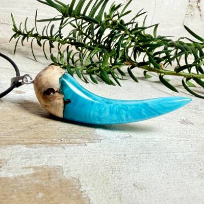 Anhänger aus Edelholz & Harz, türkisblau transparent – Lederkette 45+5 cm